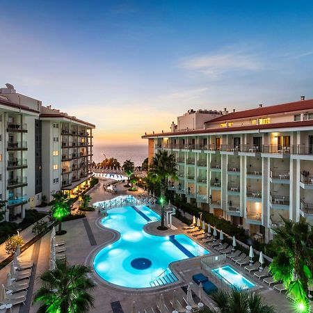 Ramada Hotel & Suites By Wyndham Kusadası Exteriör bild
