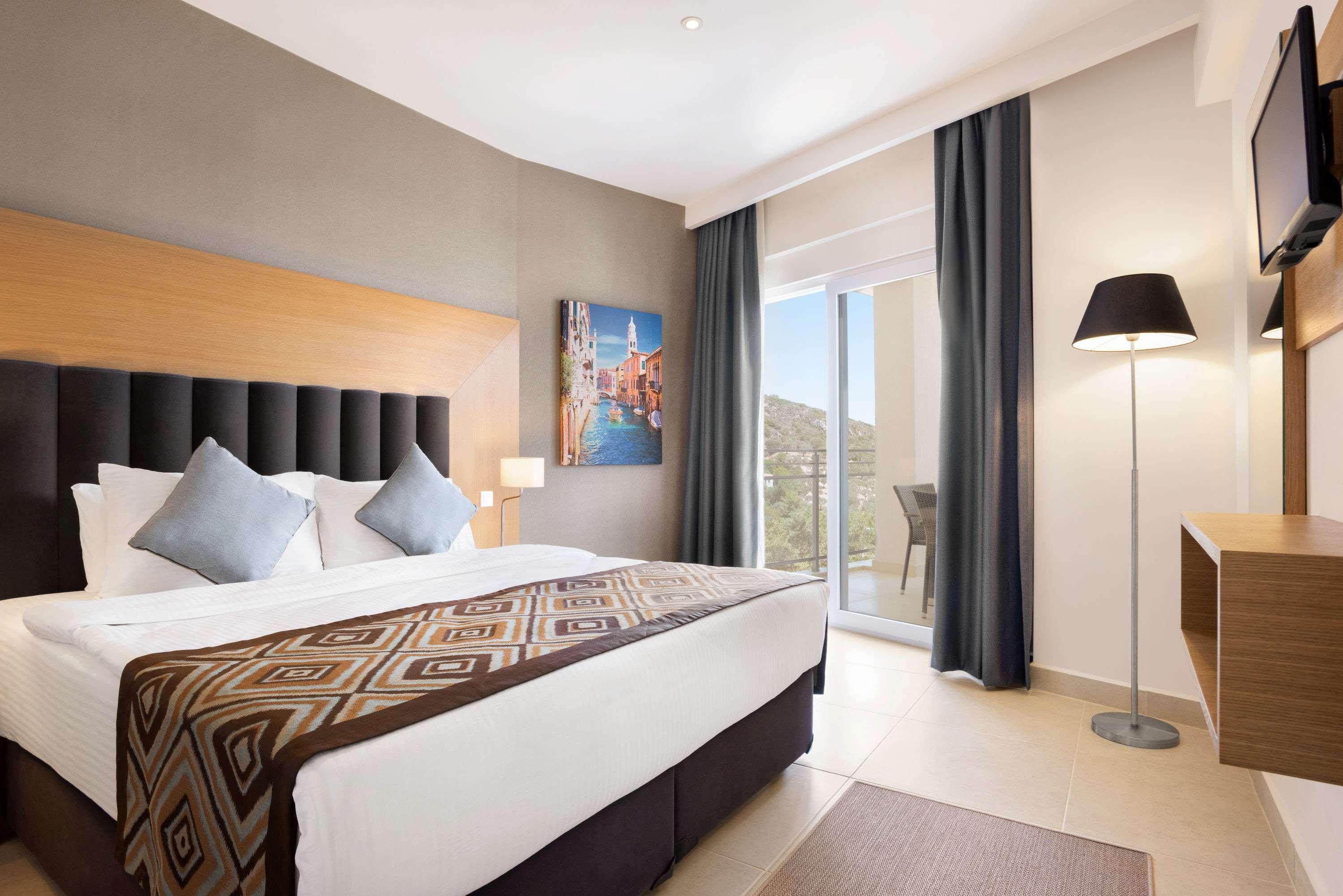 Ramada Hotel & Suites By Wyndham Kusadası Exteriör bild