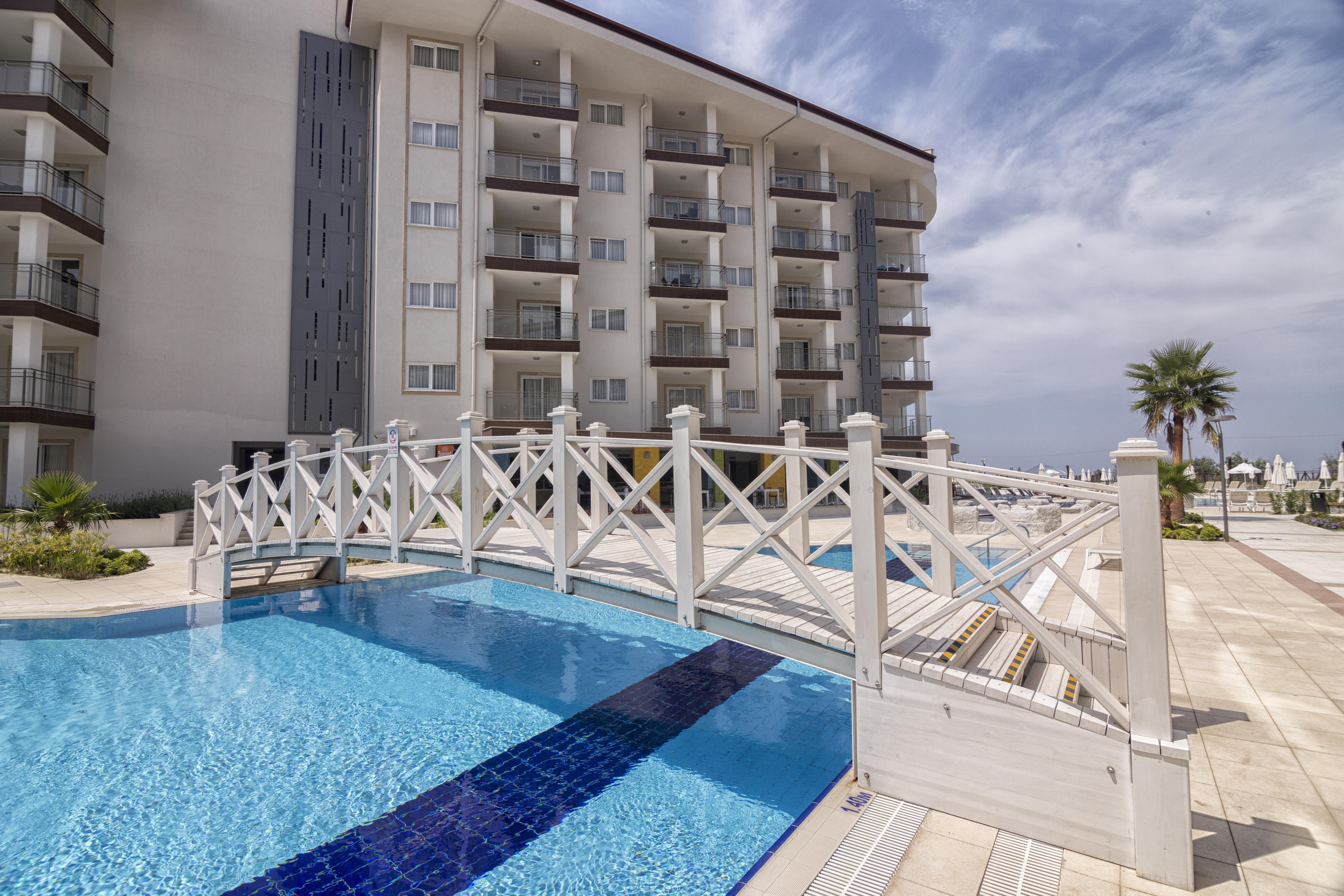 Ramada Hotel & Suites By Wyndham Kusadası Exteriör bild