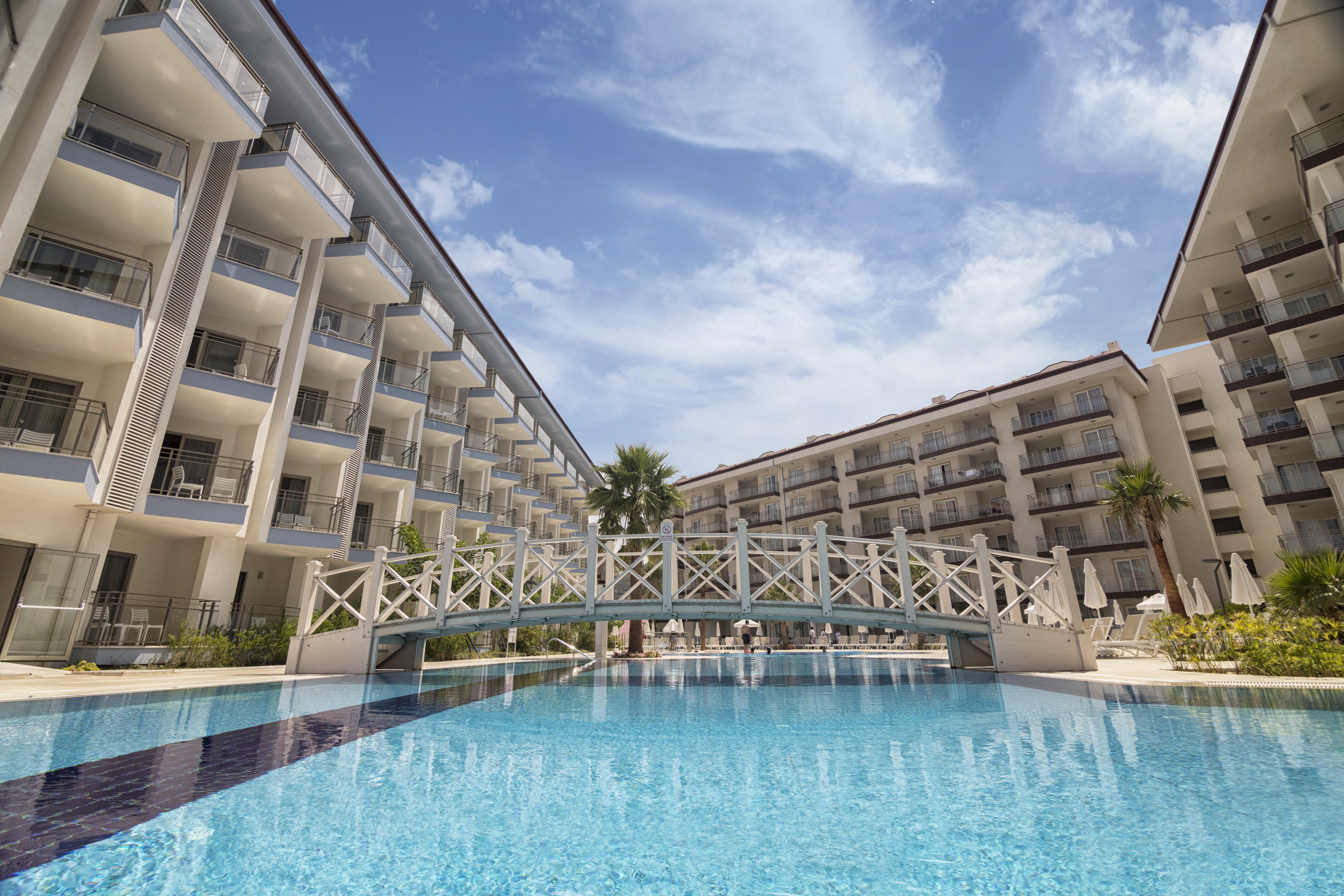 Ramada Hotel & Suites By Wyndham Kusadası Exteriör bild