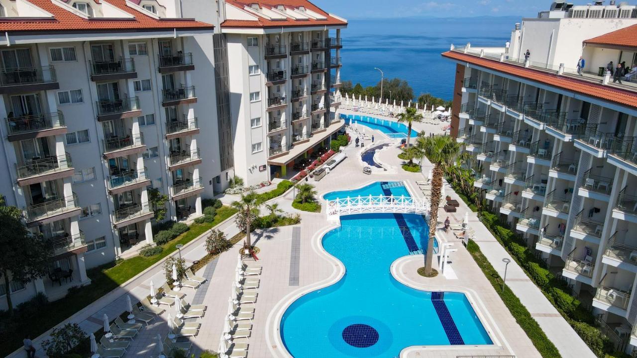 Ramada Hotel & Suites By Wyndham Kusadası Exteriör bild