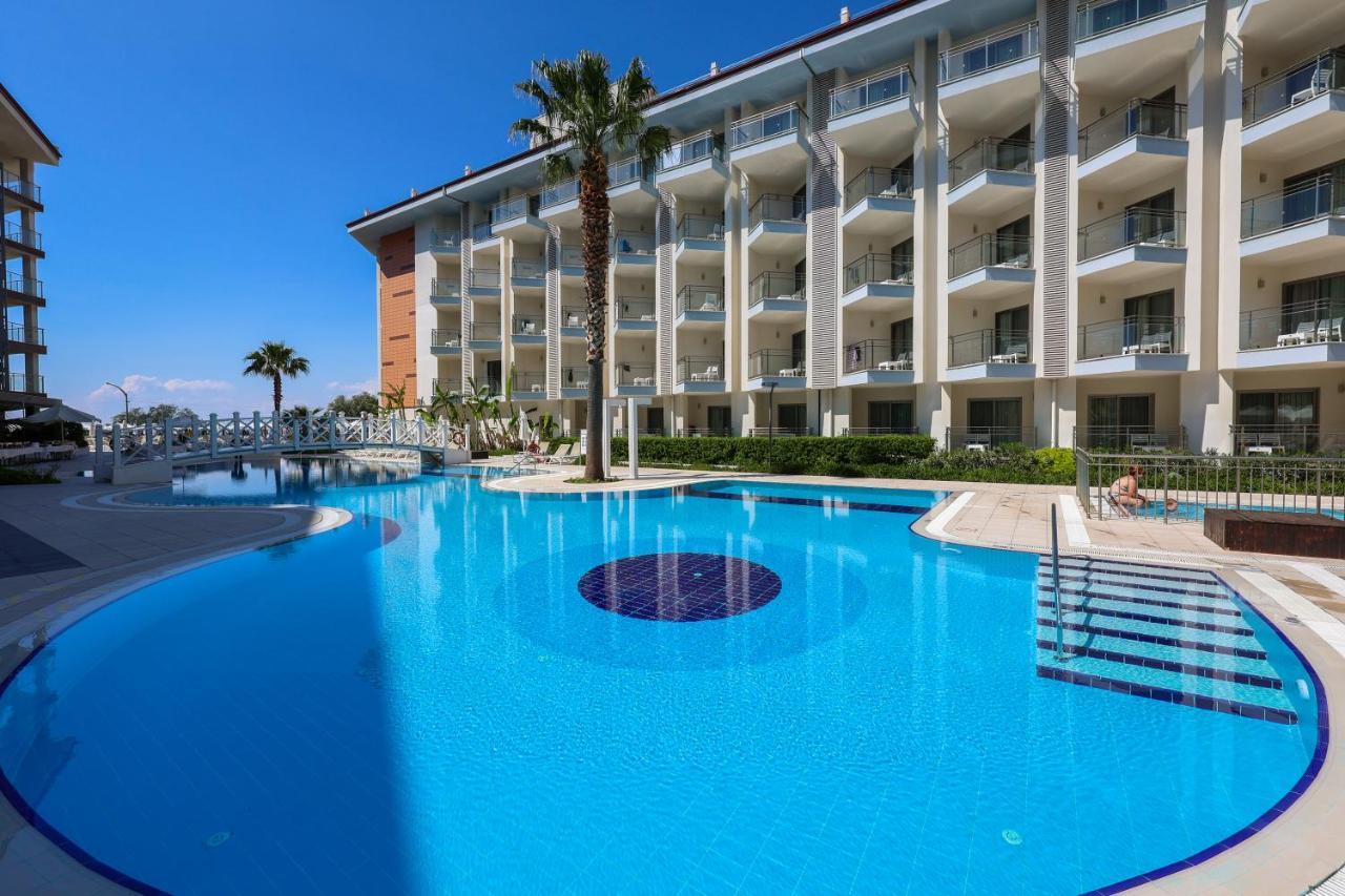 Ramada Hotel & Suites By Wyndham Kusadası Exteriör bild