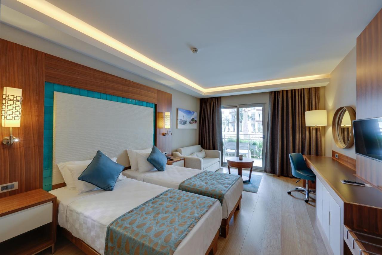 Ramada Hotel & Suites By Wyndham Kusadası Exteriör bild