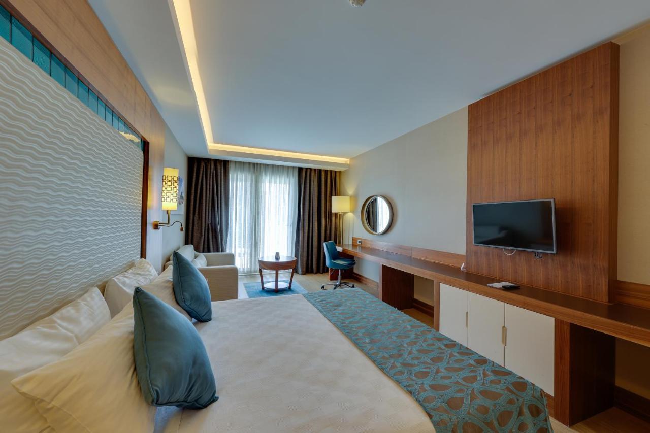 Ramada Hotel & Suites By Wyndham Kusadası Exteriör bild