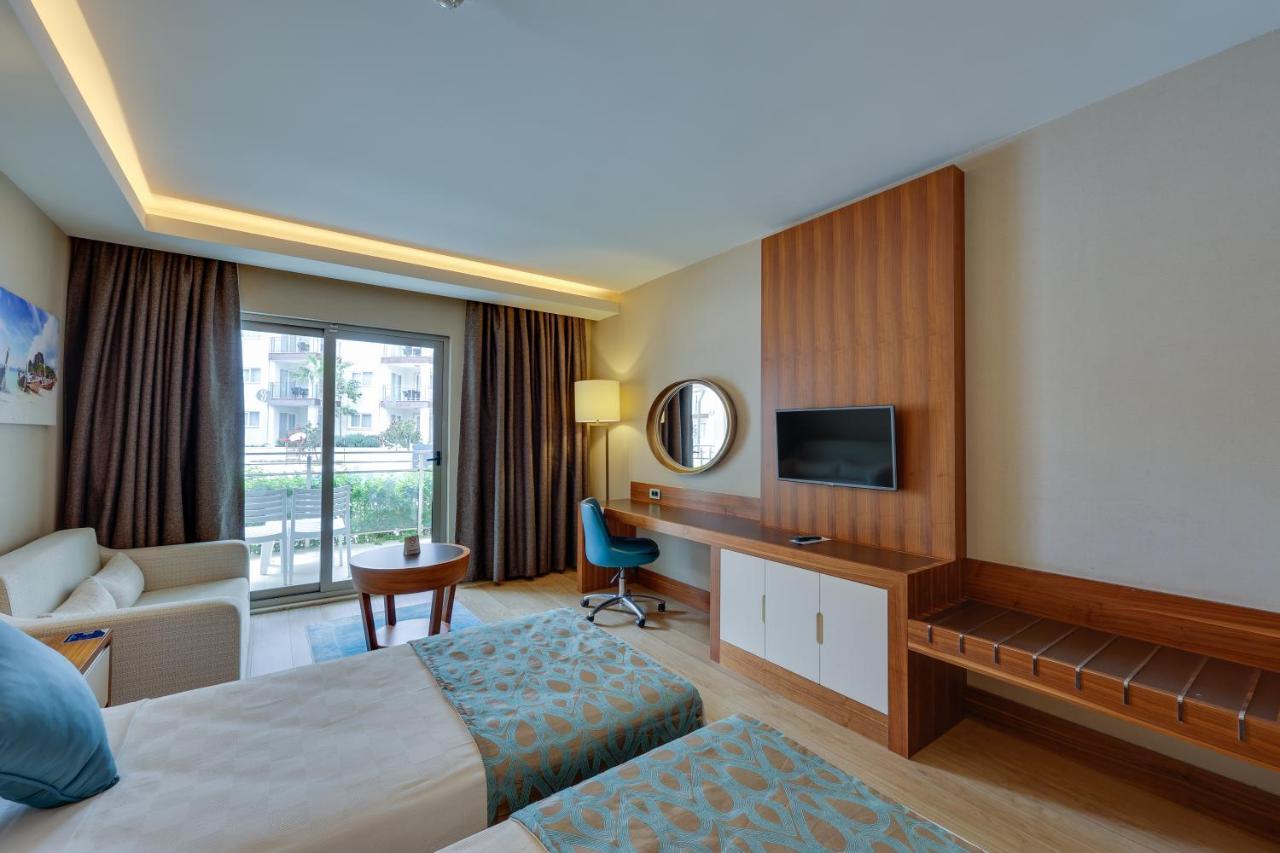Ramada Hotel & Suites By Wyndham Kusadası Exteriör bild