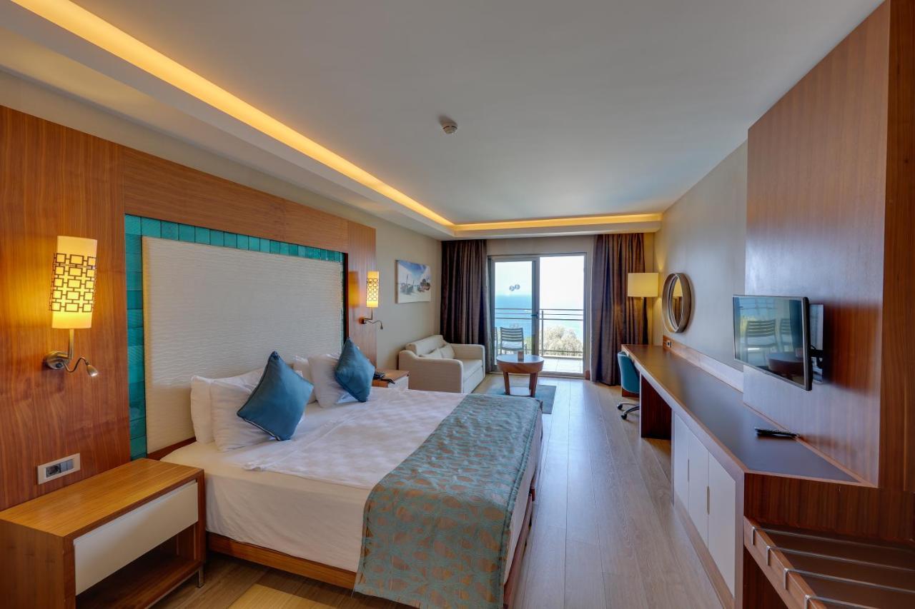 Ramada Hotel & Suites By Wyndham Kusadası Exteriör bild