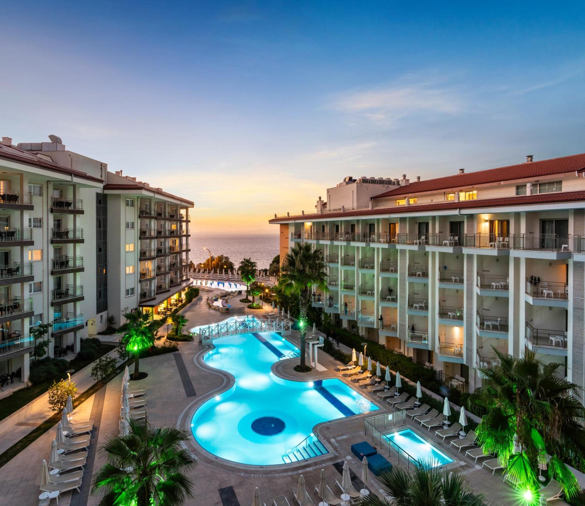 Ramada Hotel & Suites By Wyndham Kusadası Exteriör bild