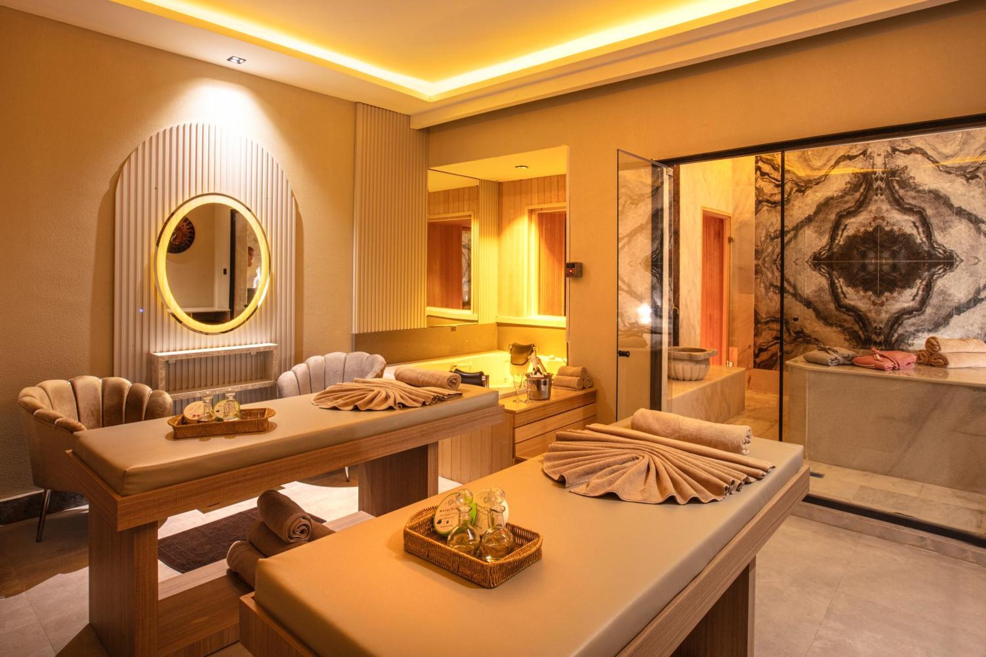 Ramada Hotel & Suites By Wyndham Kusadası Exteriör bild