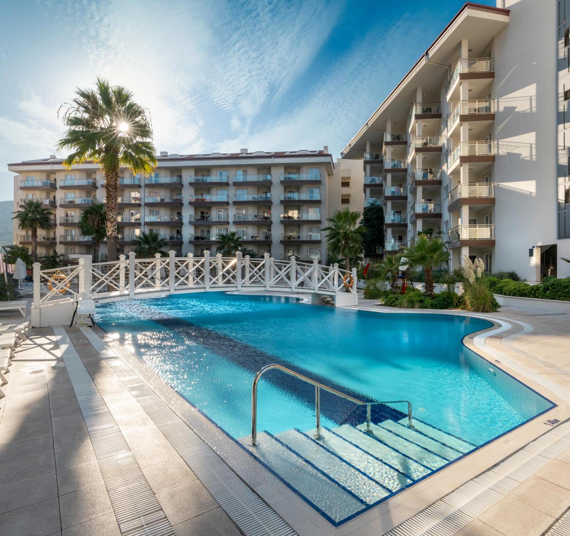 Ramada Hotel & Suites By Wyndham Kusadası Exteriör bild